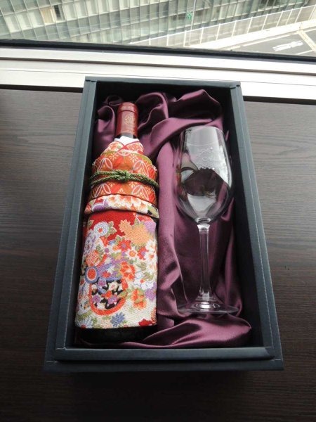 二十歳のお祝いプレゼント　振袖を着たワイン